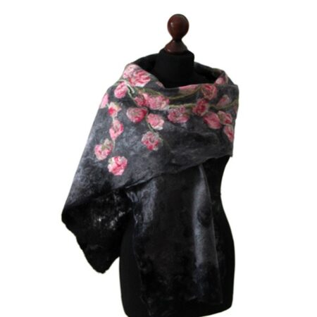 czarno - grafitowy szal ręcznie filcowany na wlóknach jedwabiu z motywem kwiatów w odcieniach różu